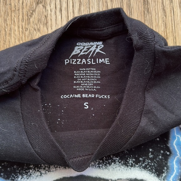 ♻️DONATED DEC. 2023♻️
Cocaine Bear t-shirt size Men’s S - Picture 3 of 3